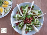 ijsbergsla met spek en radijsloofpesto