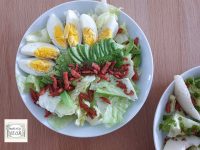 ijsbergsla met spek en radijsloofpesto