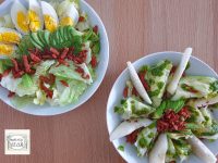 ijsbergsla met spek en radijsloofpesto