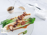 gegrilde paksoi met paddenstoelenspiesen