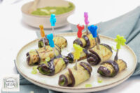 Pesto bewaren Ook zelfgemaakte pesto is beperkt houdbaar. Sommige pesto’s verkleuren snel (oxidatie) en na enkele dagen gaat de smaak echt wel achteruit. Om de pesto zo lang mogelijk lekker te houden kun je een laagje olijfolie erop gieten zodat er geen zuurstof bij kan, zo ga je dat oxidatieproces tegen. Of vries pesto in, bijvoorbeeld in een ijsblokjesvorm.