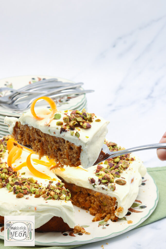 worteltaart met romige topping