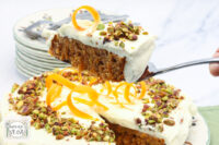 worteltaart met romige topping