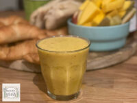 Zonnige banaan-dadel smoothie