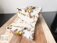 vegan ijstaart met pistache en chocolade