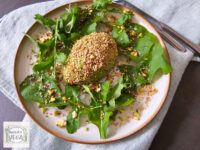 gevulde avocado in een crumble