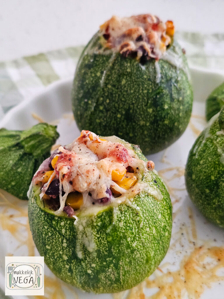Mexicaans gevulde bolcourgette